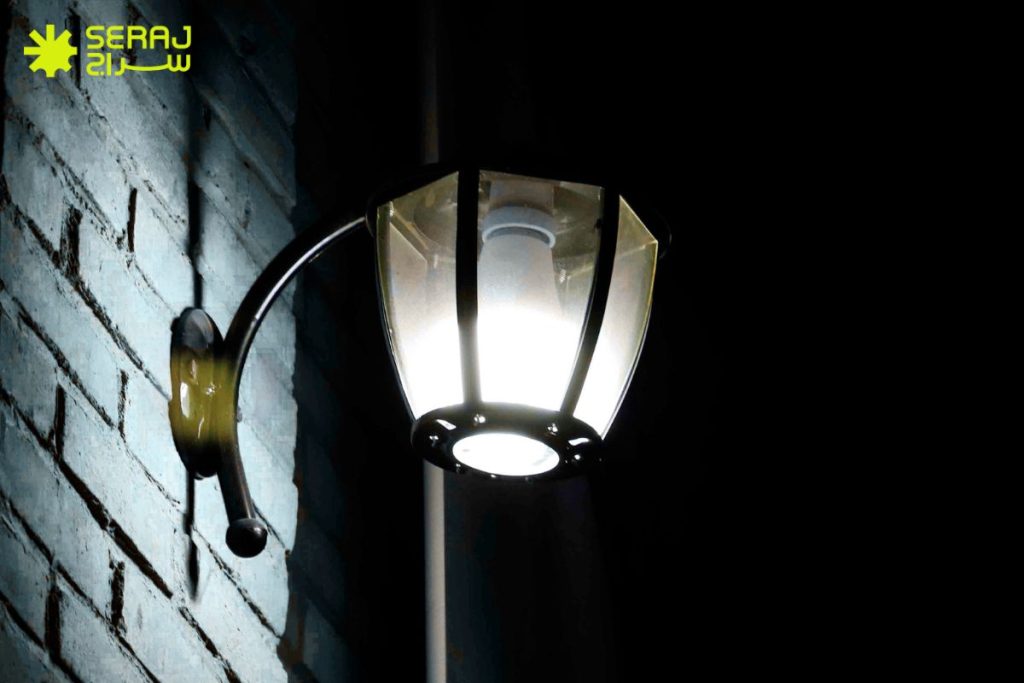 ویژگی های چراغ های دیواری صنایع روشنایی سراج