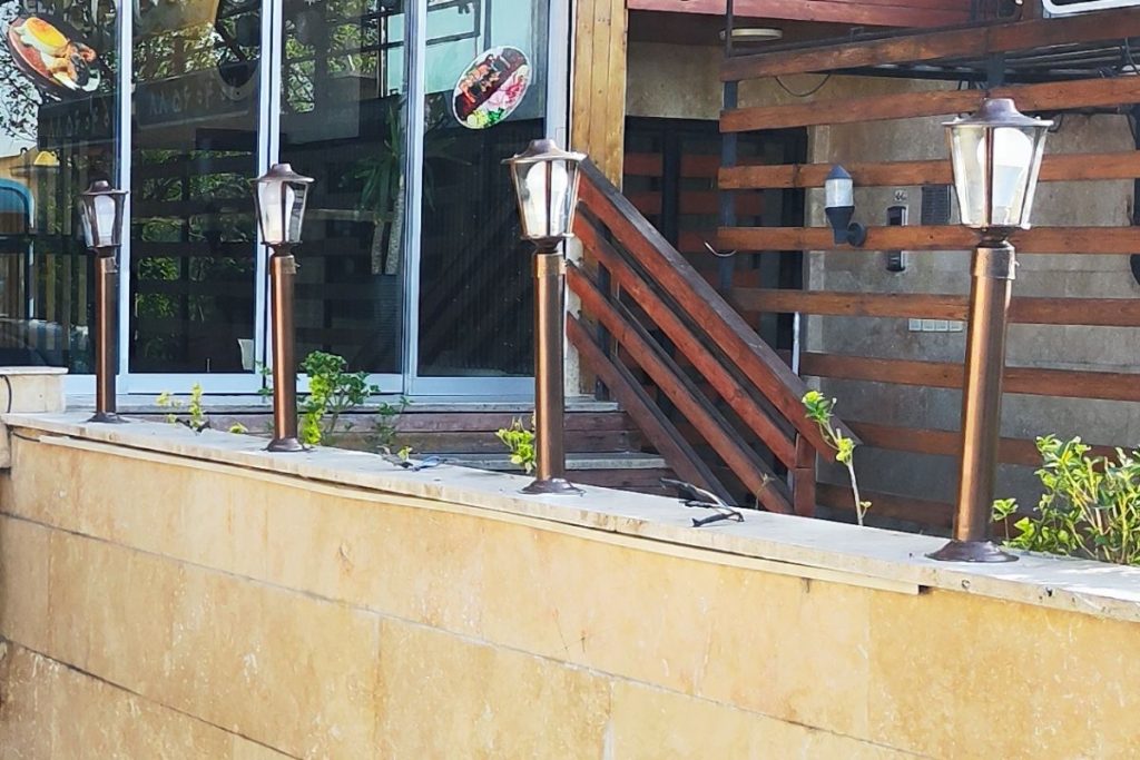 نصب صحیح چراغ چمنی در فضای سبز