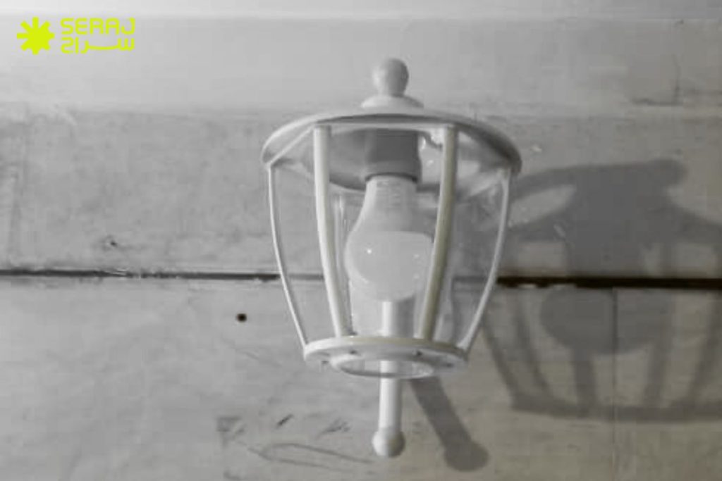 قیمت چراغ‌های دیواری فلزی و پلیمری: تفاوت کجاست؟