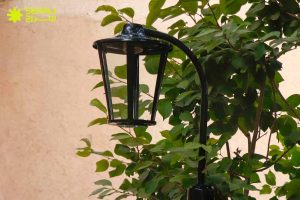 نکات ایمنی در نگهداری و سرویس چراغ های چمنی