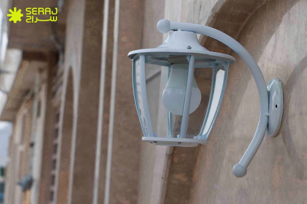 نصب اصولی چراغ حیاطی و تأثیر آن بر طول عمر